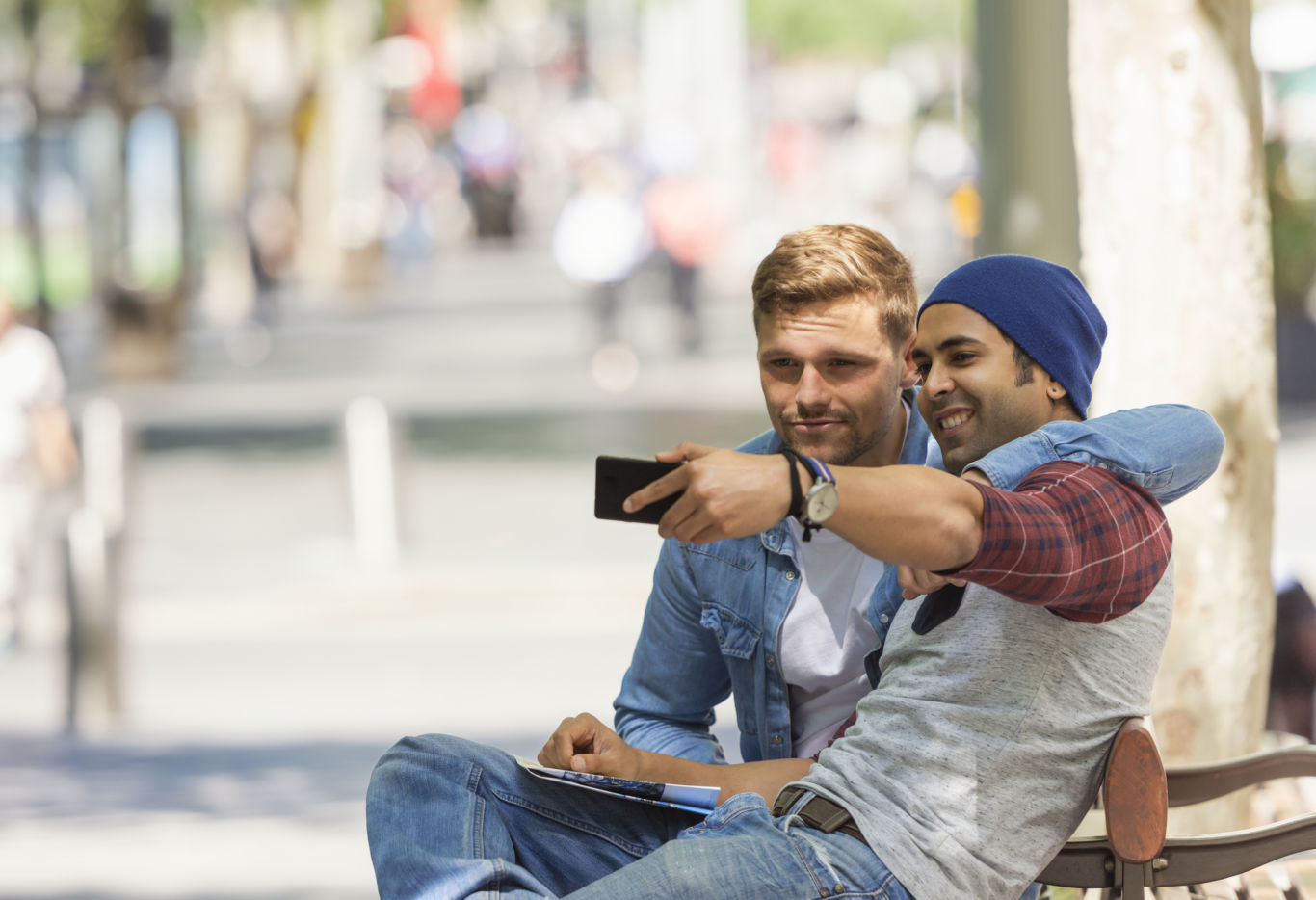 Friends Holding Phone | Nine15 Midtown